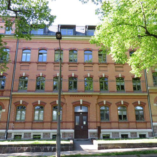 Mietshaus in geschlossener Bebauung, mit Vorgarten Ebersdorfer Straße 33