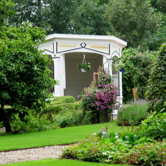 Tuinhuis met Art Nouveau-elementen