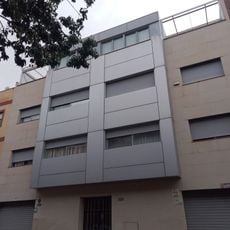 Edificio de locales y viviendas