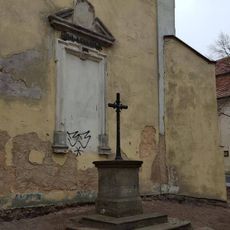 Kříž u věže kostela sv. Jana Křtitele v Mýtě