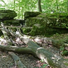 Felsengruppe und Wasserfall im Döbelwald