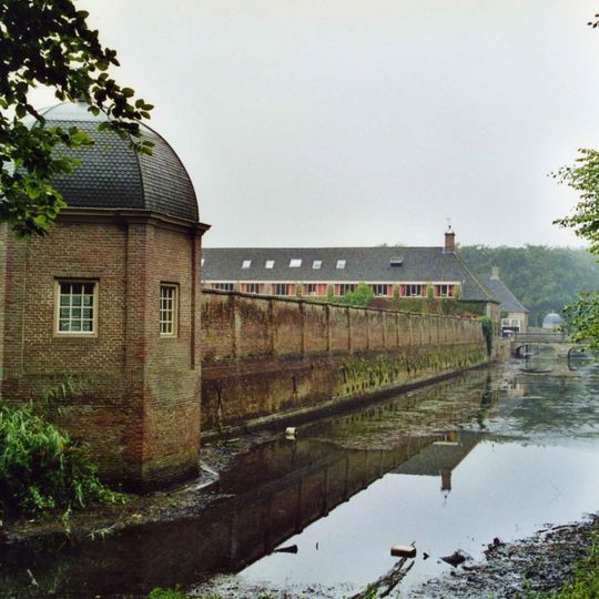 Eerde: tuinmuur met hoekpaviljoens