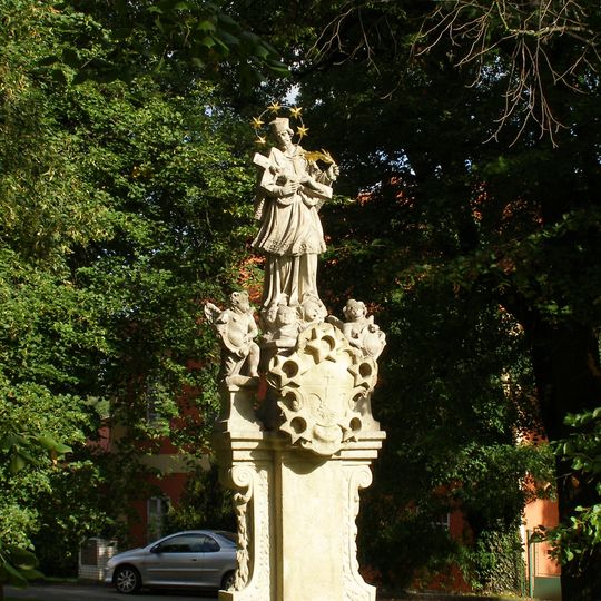 Socha svatého Jana Nepomuckého u kostela