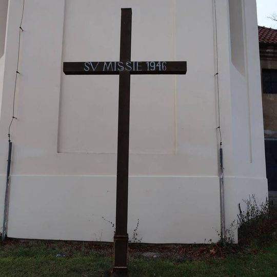Misijní kříž u kostela svatého Mikuláše v Jincích