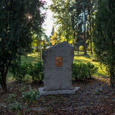 Památný kámen v Jiráskově sadu v Kyjích