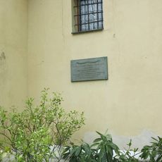 Pamětní deska varhaníka Holana Rovenského na kostele v Rovensku pod Troskami