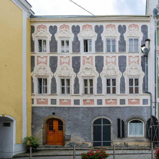 Bürgerhaus, Weilhartische Behausung, ehem. auch Pflieglhaus