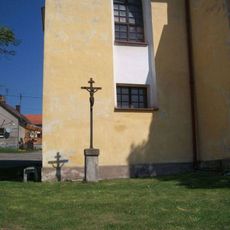 Kříž ve Všerubech u kostela