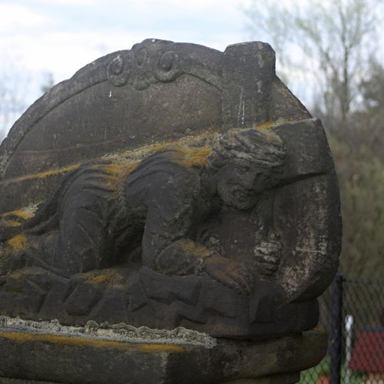 Socha Krista klesajícího pod křížem