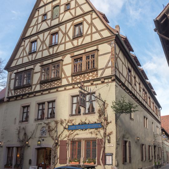Kirchplatz 8, Hauptgebäude