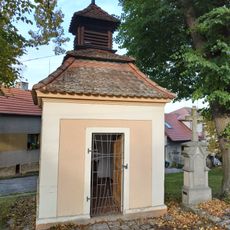 Kříž u kaple v Bohách