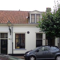 Laag gepleisterd huisje met rechte kroonlijst