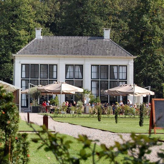 Oranjerie met tuinmuur