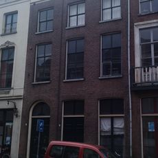 Pand met lijstgevel met oorspronkelijke deuren en ramen