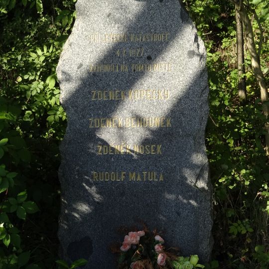 Pomník letcům na kraji lesa v severní části Hodkovic nad Mohelkou