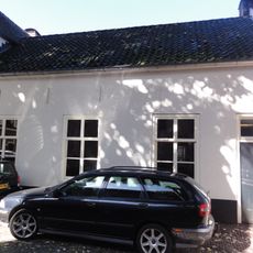 Wit stalgebouw, achterkant van Rijkesluisstraat 3