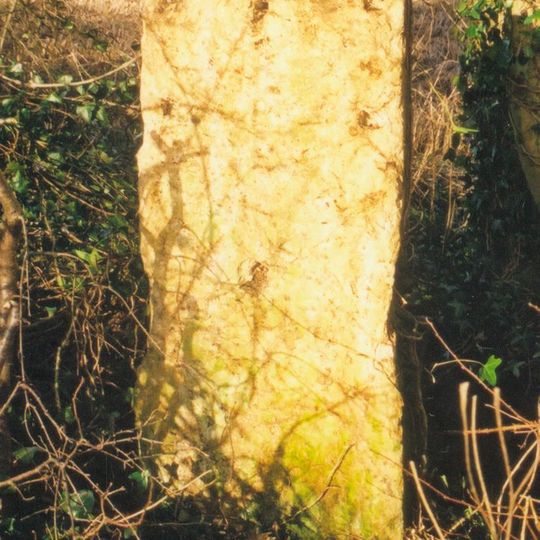 Milestone, 200m SE of The Cross Hands PH & Chastleton Quarry ; close to lane for Hollis Hill Farm
