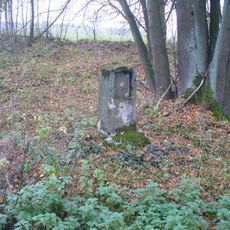 Podstavec kříže u silnice z Kamenického Šenova do České Kamenice
