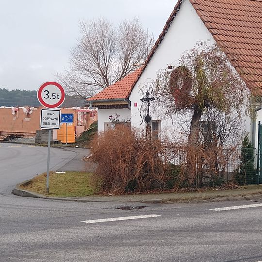 Kříž na návsi u silnice