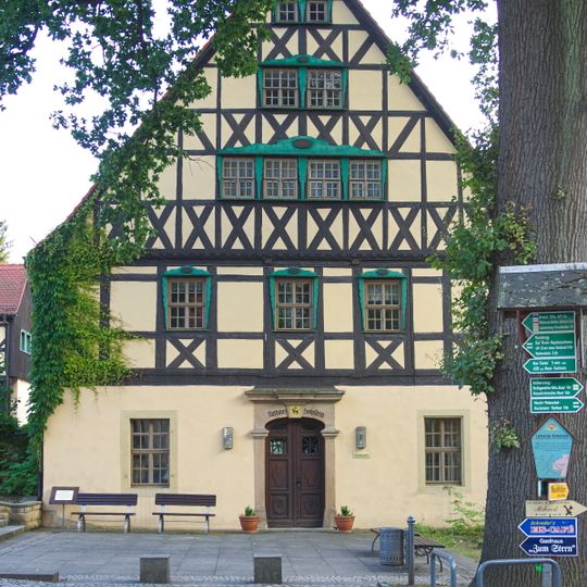 Rathaus und winkelförmiges Nebengebäude sowie Steintrog Rathausstraße 10