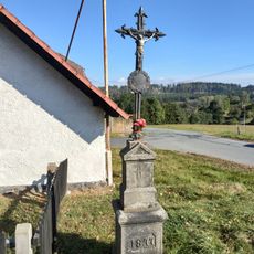 Kříž v Životicích u křižovatky