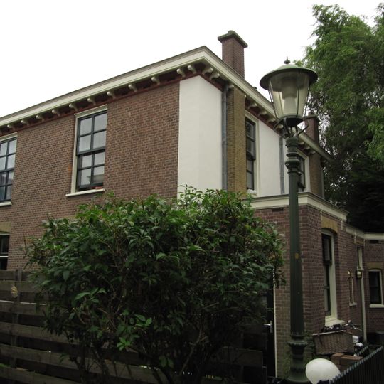 Blok van vier rug-aan-rug gebouwde woningen op vierkante plattegrond, bestaande uit begane grond en verdieping onder een plat dak