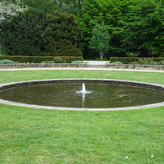 Zierbrunnen im Garten 3