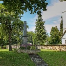 Pomník padlým ve Vikanticích u kostela
