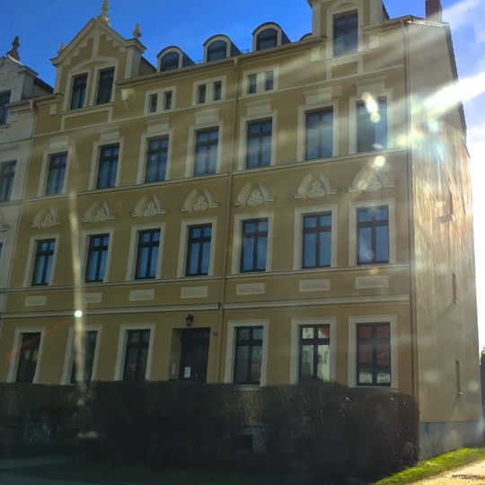 Mietshaus, nach links in geschlossener Bebauung Friesenstraße 5