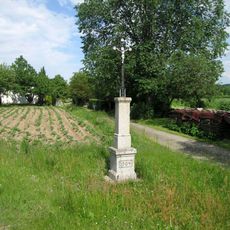 Kříž východně od Kvášňovic na rozcestí