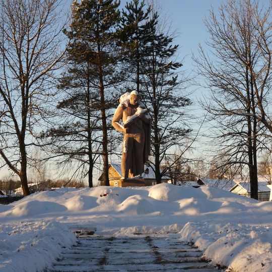 Братское кладбище советских воинов, погибших в борьбе с фашистами. Здесь похоронен Герой Советского Союза К.А. Песков