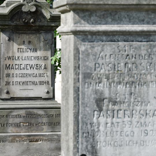 Cmentarz rzym.-kat i prawosławny, ze 130 nagrobkami i grobowcami, ob. cmentarna, z dwoma rzeźbami żałobnic przy wejściu