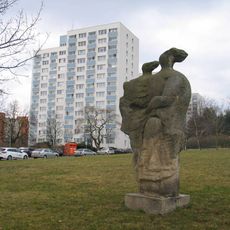 Plastika Matka s dítětem v Praze-Vokovicích