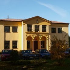 Pałac (ob. szkoła) w Stróży