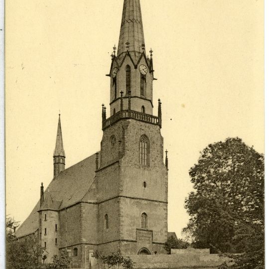Einzeldenkmale der Sachgesamtheit Ev. Stadtkirche und Kirchhof Burgstädt: Kirche und Kriegerdenkmal für die Gefallenen des Ersten Weltkrieges an der Kirchenmauer sowie Erbbegräbnisse der Familie Reinhold Schüller, Familie H