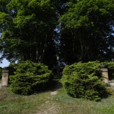 Pomník obětem koncentračního tábora s hrobem