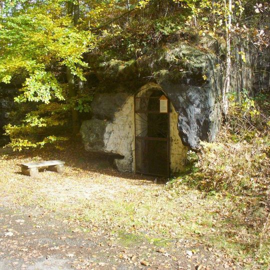 Skalní kaplička svatého Antonína v západní části Mařenic