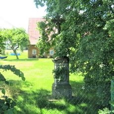 Kříž v zahradě domu 21 v Dolních Křečanech