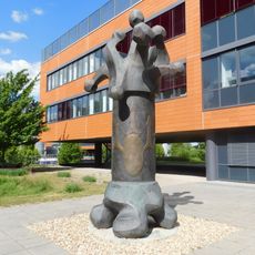 Plastika Rozkvět vzdělanosti v kampusu Masarykovy university v Bohunicích