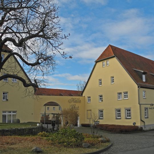 Wohnstallhaus, Seitengebäude und Stallscheune eines Vierseithofes Dresdner Straße 26