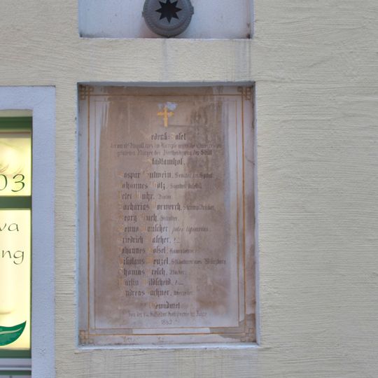 Gedenktafel mit Maria Immaculata zum Andenken an die im Spanischen Erbfolgekrieg am 12. August 1704 bei der Verteidigung von Stadtamhof gefallenen Bürger