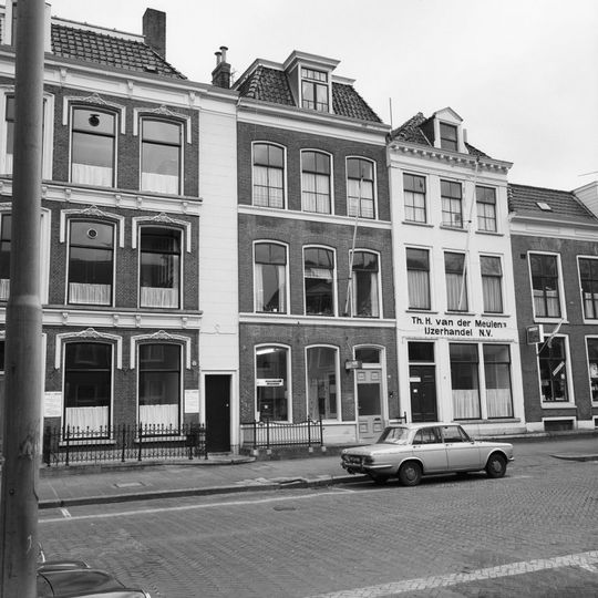 Herenhuis met twee volle verdiepingen, afgesloten door forse kroonlijst