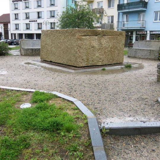 Moderní kašna na náměstí 1. května v Kuřimi