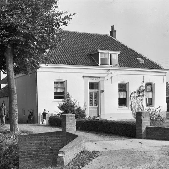 Boerderij, gepleisterd dwarshuis