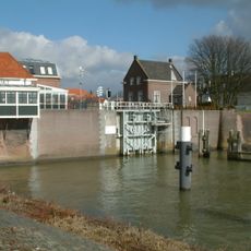 Hoekpand Bornsteeg. Dwarshuis met schilddak en gevel onder rijk gesneden lijst