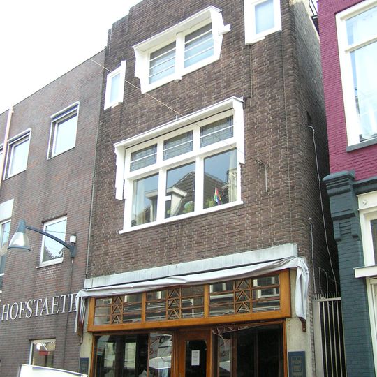 Banketbakkerswinkel met bakkerij en bovenwoning in de stijl van de Amsterdamse school