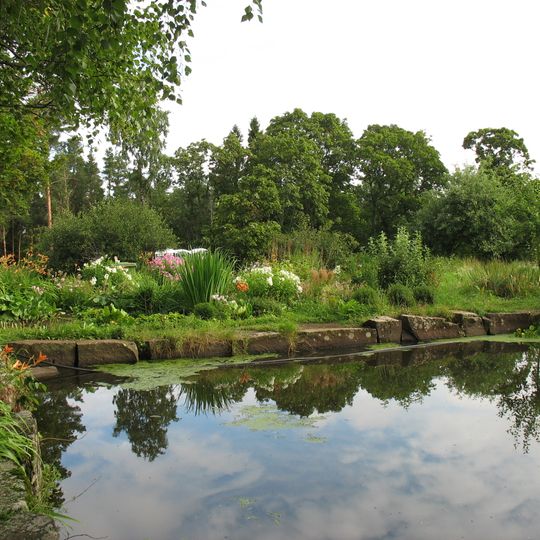 Водоём в саду