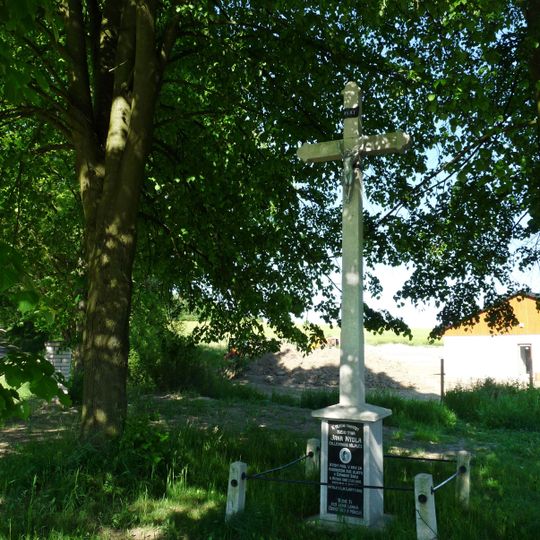 Kříž na křižovatce na východním okraji vesnice