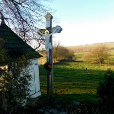 Kříž u kaple svatého Jana Nepomuckého v Kameničce