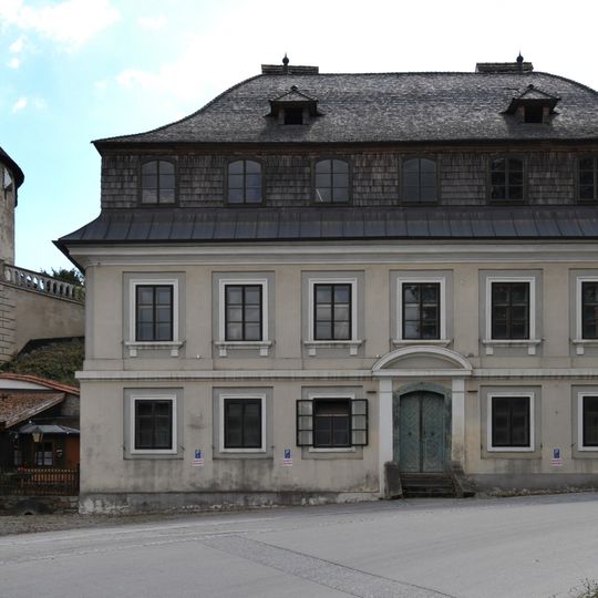 Schlosstaverne und Wirtschaftsgebäude Schloss Leiben